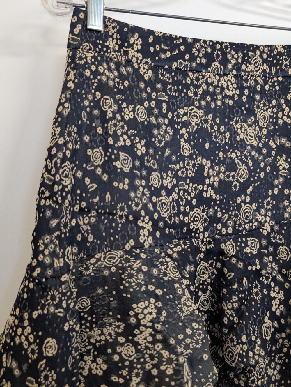 Zara Basic  Floral Ruffle Mini Skirt - Size Large 🌸✨ - Picture 3 of 6